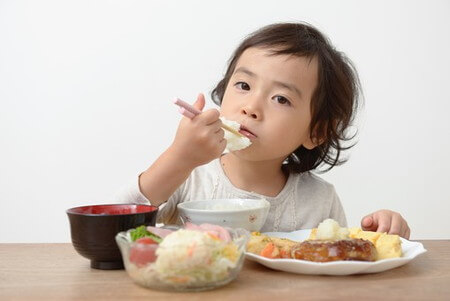 子どもが食事中に眠くなる原因と対処法 テレビは見せても良いの